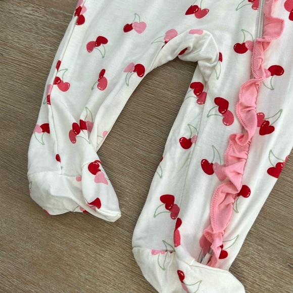 ❤️ Milkberry Baby Girl Bamboo Cherry Hearts Sleeper Footie 3-6 months - Picture 6 of 8